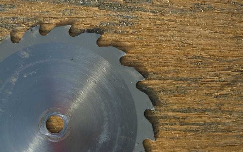 change circular saw blade