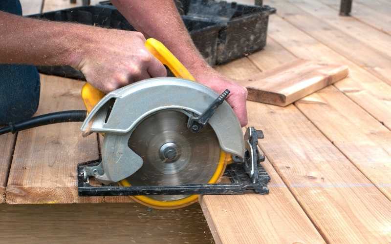 make straight cuts with a circular saw